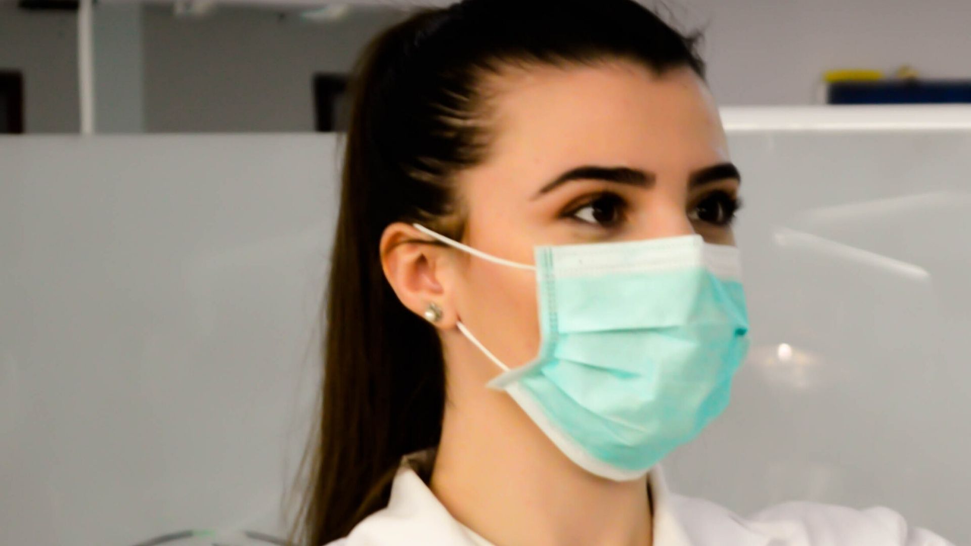 How to communicate with a deaf person whilst wearing a mask -a female doctor with a mask over her nose and mouth